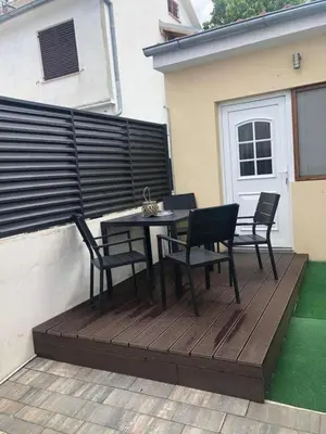 Popločani dio dvorišta ili vanjski dio objekta Apartments Olympia Beach