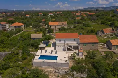 Bazen u objektu La casa Gidora ili u blizini