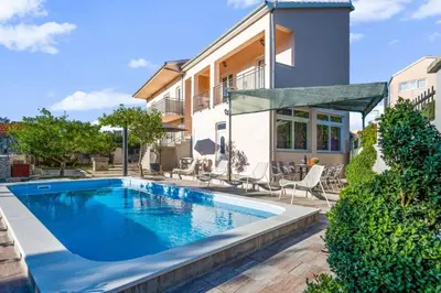 Bazen u objektu House Jakov ili u blizini