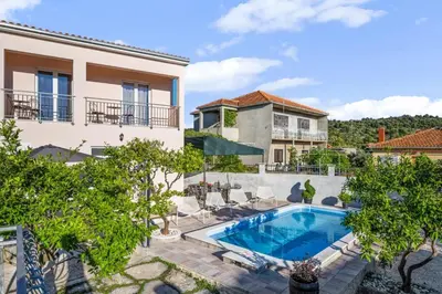 Bazen u objektu House Jakov ili u blizini