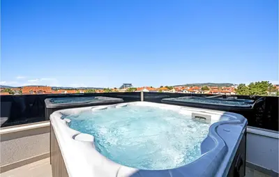 Bazen u objektu 3 Bedroom Amazing Apartment In Vodice ili u blizini