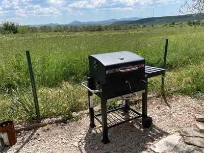 Oprema za roštilj dostupna gostima vikendica