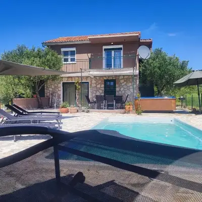 Holiday House Mablo with pool & jacuzzi