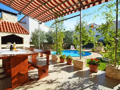 Bazen u objektu Apartment Ukić by Interhome ili u blizini