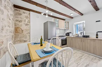 Kuhinja ili čajna kuhinja u objektu House AnaDora with pool - Zlarin