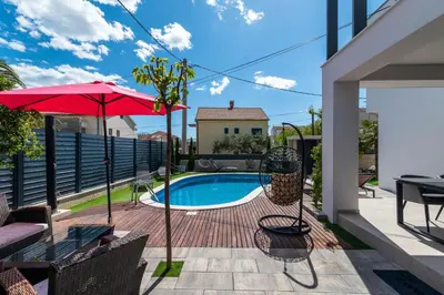 Bazen u objektu Villa Vodice in Vodice - Haus für 8 Personen ili u blizini