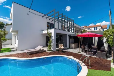 Bazen u objektu Villa Vodice in Vodice - Haus für 8 Personen ili u blizini
