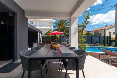 Bazen u objektu Villa Vodice in Vodice - Haus für 8 Personen ili u blizini