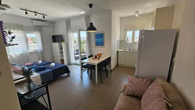 Kuhinja ili čajna kuhinja u objektu WhiteHouse Brodarica SKY Apartment - close to Beach with Restaurant
