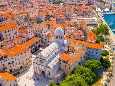 Pogled na grad 'Lađevci' ili pogled na grad iz vila
