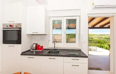 Kuhinja ili čajna kuhinja u objektu 3 Bedroom Lovely Apartment In Vrpolje