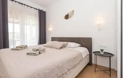Krevet ili kreveti u jedinici u objektu 3 Bedroom Lovely Apartment In Vrpolje