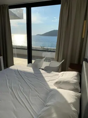 Krevet ili kreveti u jedinici u objektu Breathtaking Seafront Elegance Luxury Penthouse