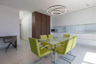 Kuhinja ili čajna kuhinja u objektu Breathtaking Seafront Elegance Luxury Penthouse