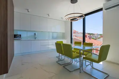 Kuhinja ili čajna kuhinja u objektu Breathtaking Seafront Elegance Luxury Penthouse