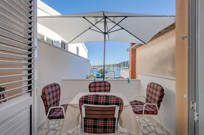Balkon ili terasa u objektu Seafront apt with balcony sea view and mooring