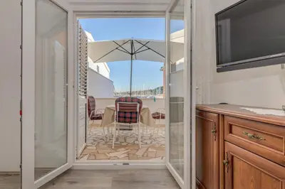 TV i/ili zabavni centar u objektu Seafront apt with balcony sea view and mooring