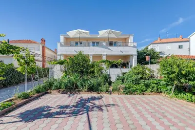 Vrt u objektu Seafront apt with balcony sea view and mooring