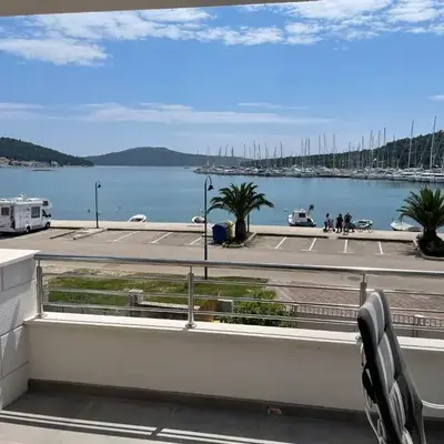 Seafront apt with terrace 4 bedrooms and mooring