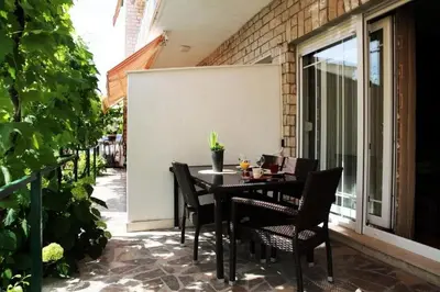 Popločani dio dvorišta ili vanjski dio objekta Apartments with parking space Vodice - 21305