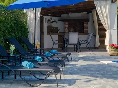 Popločani dio dvorišta ili vanjski dio objekta Villa Hedera