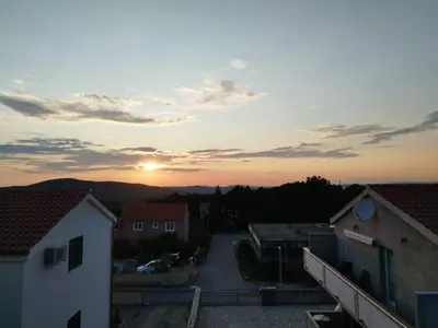 Pogled na izlazak ili zalazak sunca iz apartmana