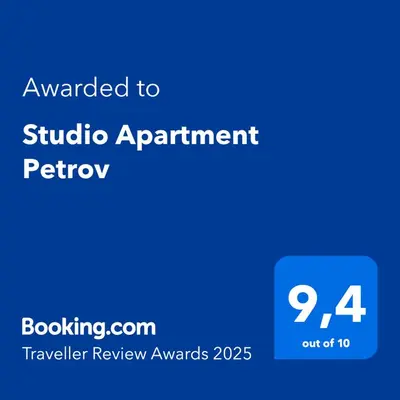 Certifikat, nagrada, logo ili neki drugi dokument izložen u objektu Studio Apartment Petrov