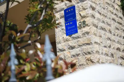 Certifikat, nagrada, logo ili neki drugi dokument izložen u objektu Apartments Šuperba