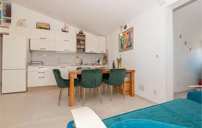 Kuhinja ili čajna kuhinja u objektu 2 Bedroom Lovely Apartment In Rogoznica