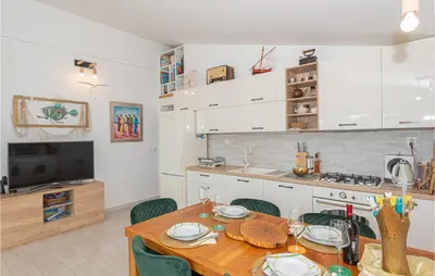 Kuhinja ili čajna kuhinja u objektu 2 Bedroom Lovely Apartment In Rogoznica