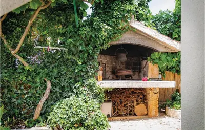 Vrt u objektu Lovely Home In Rogoznica With Jacuzzi