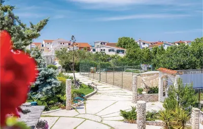 Vrt u objektu Lovely Home In Rogoznica With Jacuzzi