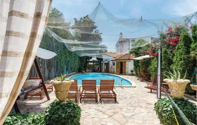Bazen u objektu Lovely Home In Rogoznica With Jacuzzi ili u blizini