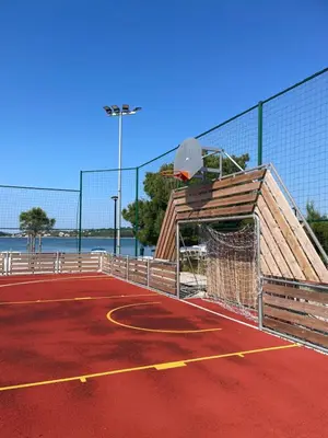 Tereni za tenis i/ili skvoš u sklopu objekta Boho Beach House Srima ili u blizini