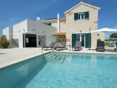 Bazen u objektu Villa Violet by Interhome ili u blizini
