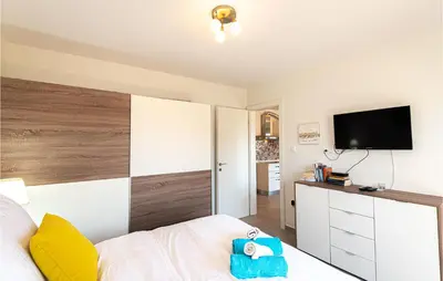 TV i/ili zabavni centar u objektu Amazing Apartment In Vodice With Wifi