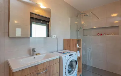 Kupaonica u objektu Amazing Apartment In Vodice With Wifi