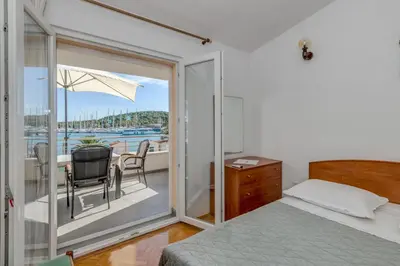 Krevet ili kreveti u jedinici u objektu Seafront apartments Marija with terrace and mooring