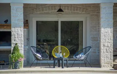 Popločani dio dvorišta ili vanjski dio objekta Marija Sibenik