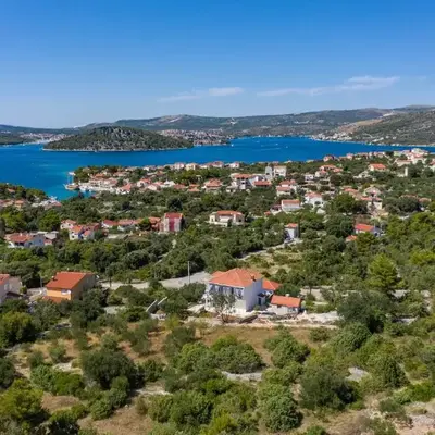 Apartments with parking space Razanj