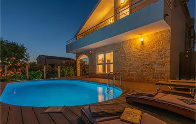 Bazen u objektu Nice Home In Primosten With Wifi ili u blizini