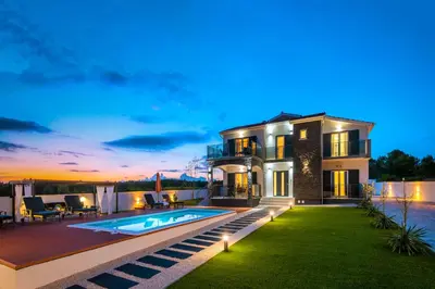 Bazen u objektu Villa Luna Luxury apartment ili u blizini