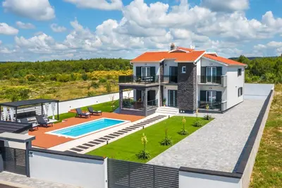 Bazen u objektu Villa Luna Luxury apartment ili u blizini