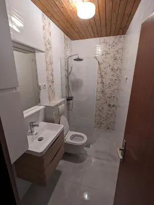 Kupaonica u objektu Seeview 1 bedroom apartment 50 m from beach
