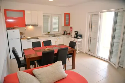 Kuhinja ili čajna kuhinja u objektu Villa Flipa Apartment Ema