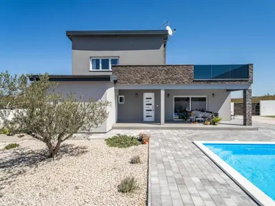 Bazen u objektu Modern villa with private pool ili u blizini