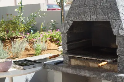 Oprema za roštilj dostupna gostima apartmana