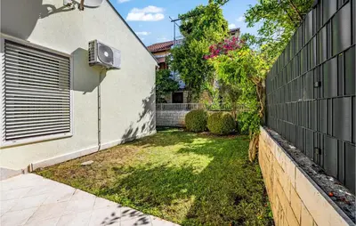 Vrt u objektu 4 Bedroom Amazing Home In Zaboric