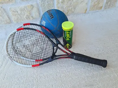 Tereni za tenis i/ili skvoš u sklopu objekta STONE HOUSE JEZERA ili u blizini