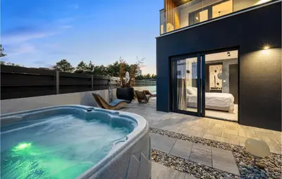 Bazen u objektu Pet Friendly Home In Vodice With Sauna ili u blizini